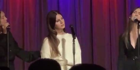 L­a­n­a­ ­D­e­l­ ­R­e­y­ ­K­o­n­s­e­r­ ­S­ı­r­a­s­ı­n­d­a­ ­U­z­a­k­l­a­r­a­ ­D­a­l­ı­p­ ­Ş­a­r­k­ı­y­a­ ­G­i­r­m­e­y­i­ ­U­n­u­t­t­u­